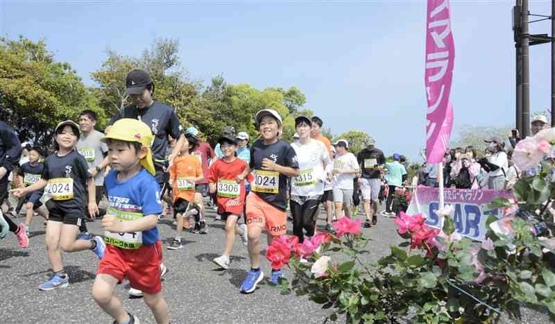 3キロの部で元気よく走り出すランナーたち＝4月28日、水俣市