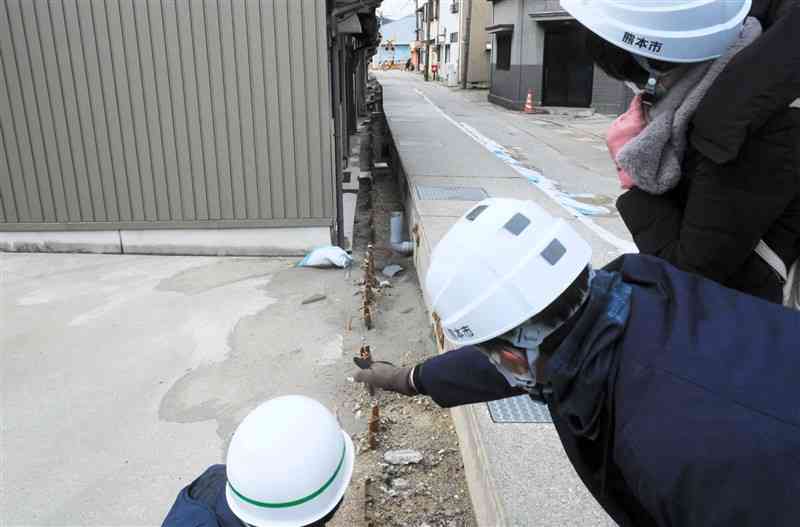 能登半島地震で被災した富山県の液状化被害を確認する熊本市の職員ら＝2月下旬、同県高岡市（熊本市提供）