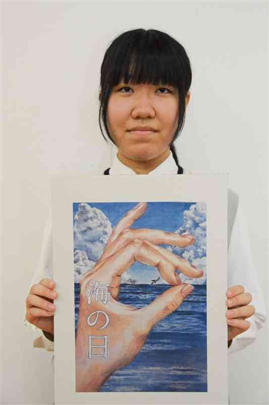 「海の日」ポスターコンクールで優秀賞を受賞した上田美生さん＝4月30日、熊本市東区
