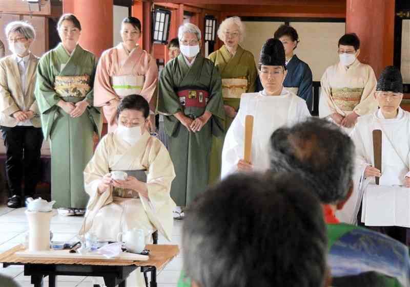 出席者が見守る中、神前でお点前を披露する馬場光昌会長＝1日、熊本市中央区