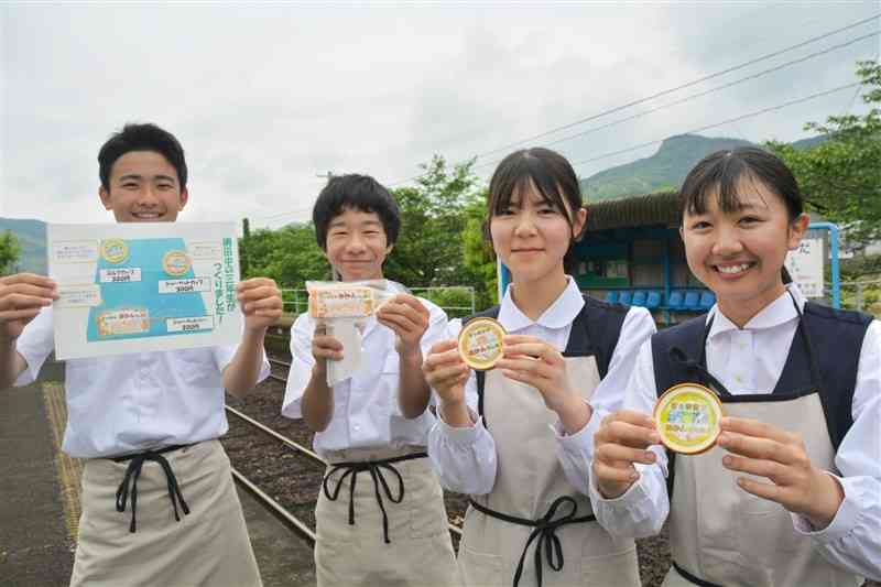 地域特産のミカンを使って開発したアイスクリームをアピールする網田中3年生＝1日、宇土市