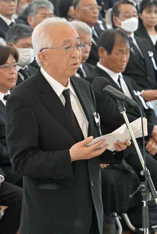 祈りの言葉を述べる患者・遺族代表の川畑俊夫さん＝1日午後2時半ごろ、水俣市の水俣湾埋め立て地（谷川剛）