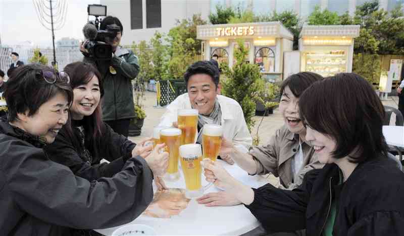 鶴屋百貨店の屋上ビアガーデンが始まり、乾杯する来店客＝1日、熊本市中央区