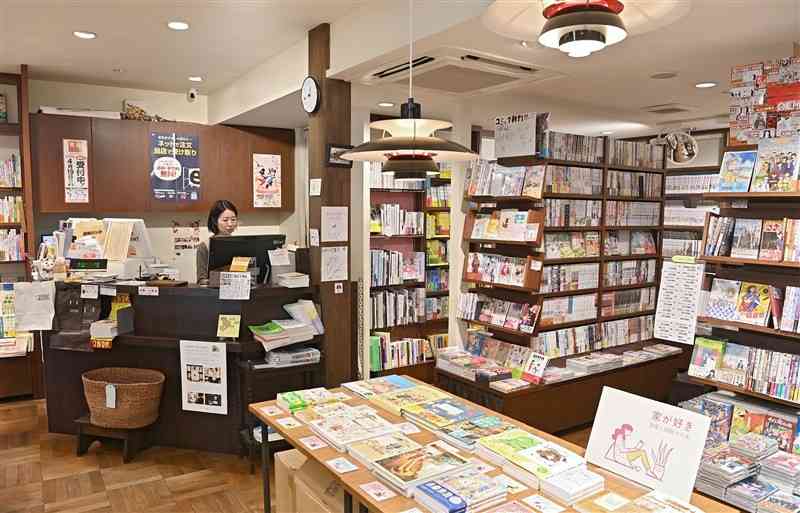 6月末での休業を発表した長崎次郎書店＝4月中旬、熊本市中央区（石本智）