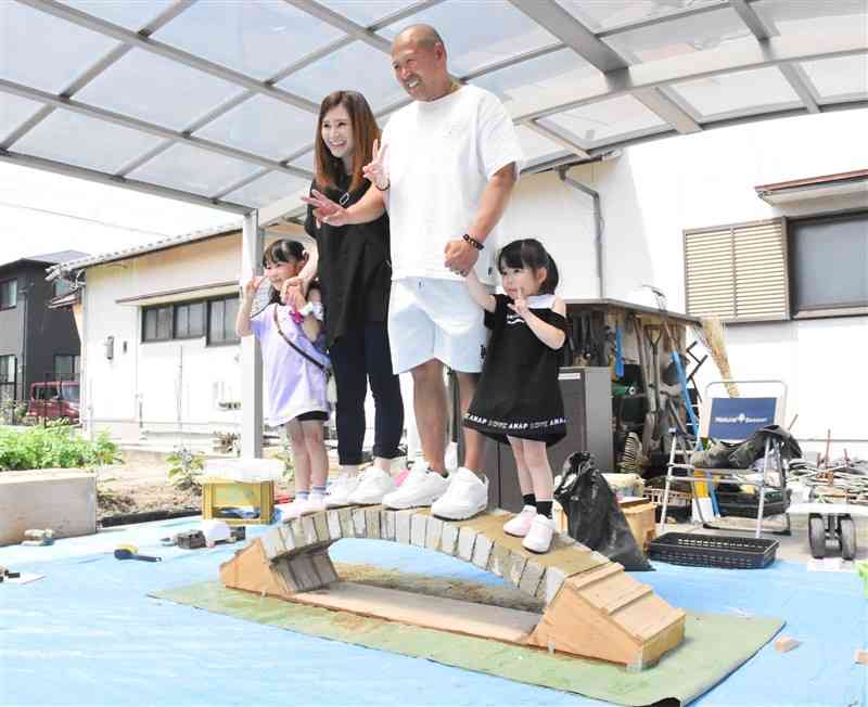 長さ1・8メートルの橋の上に立つ家族連れ＝3日、玉名市