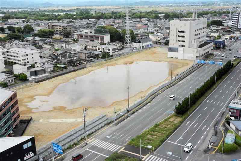 旧熊本市民病院跡地にできた水たまり＝5日、熊本市東区