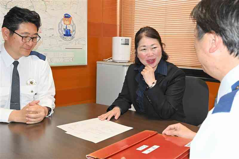 熊本県警初の女性署長として菊池署に着任した三宅晶子署長（中央）＝4月25日、菊池市