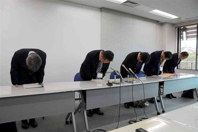 女性講師ら2人の懲戒処分を発表し、謝罪する熊本県教育委員会の職員＝7日、県庁