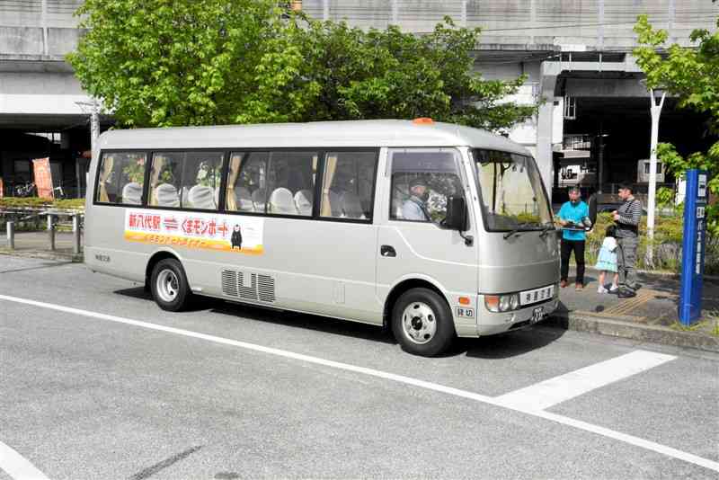 新八代駅とくまモンポート八代を結ぶAIバス＝3日、八代市