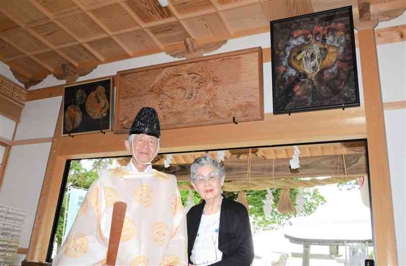 髙平神社に日本画2枚を寄贈した荒木眞紀子さん（右）と、小森純治宮司＝8日、熊本市北区