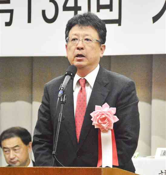 九州市長会の会長に再任され、抱負を述べる熊本市の大西一史市長＝8日、佐賀県嬉野市