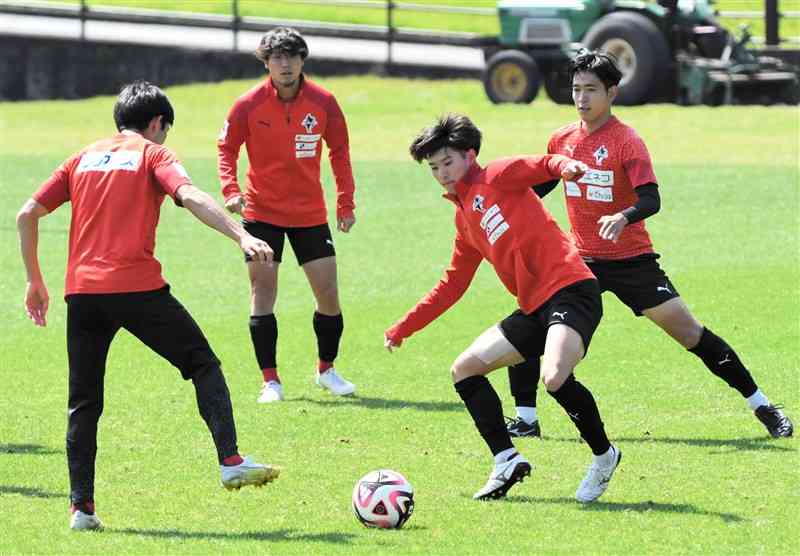 12日の横浜FC戦に向け、調整する熊本の選手たち＝県民総合運動公園ラグビー場