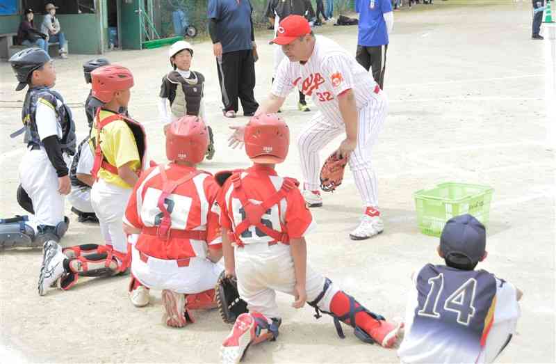 元プロ野球選手が児童に守備や打撃の技術を教えた野球教室＝11日、宇城市