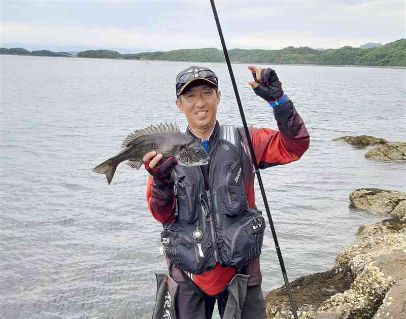 練り餌を工夫し良型チヌを揚げた殖木裕一さん＝天草市有明町の黒島