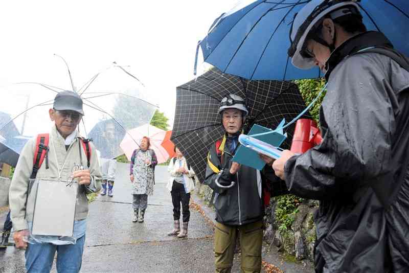 参加者の避難状況を確認する小川地区の自主防災組織のメンバー＝12日、球磨村