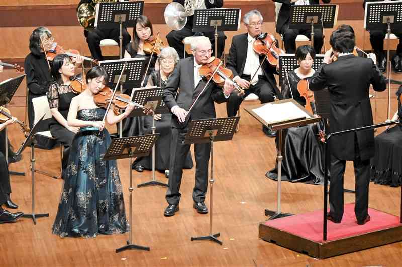 第114回熊本交響楽団定期演奏会に出演した元ウィーン・フィルハーモニー管弦楽団のマリオ・カルヴァンさん（中央）＝12日、熊本市中央区