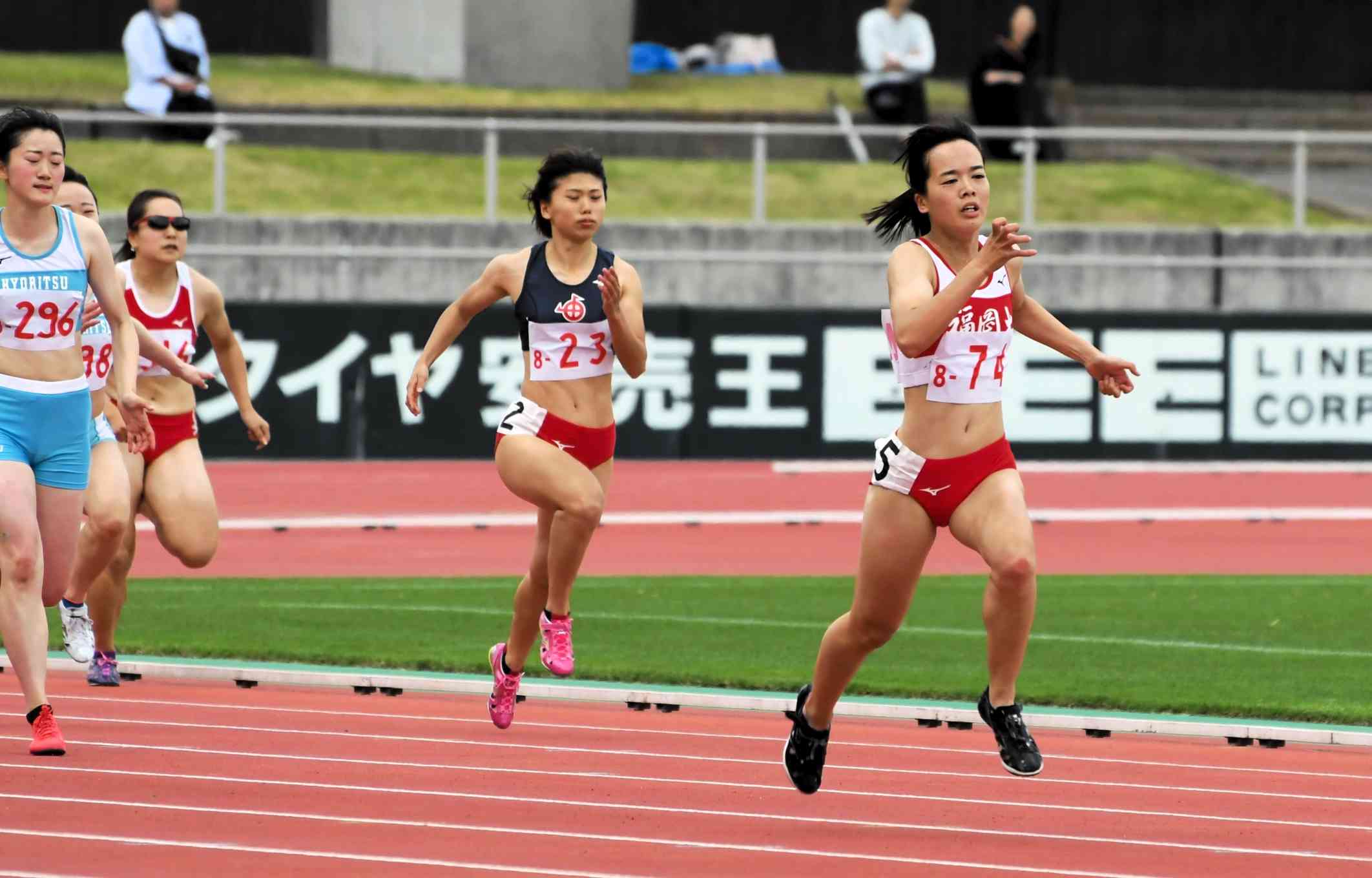 女子200メートルで優勝した山形愛羽（右、福岡大）＝鹿児島市