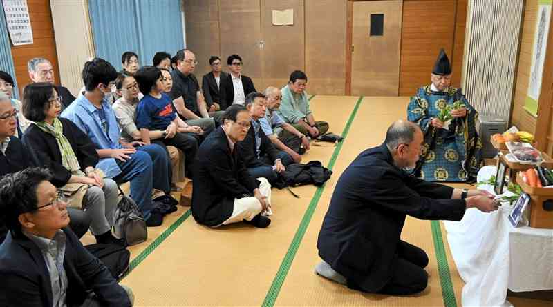 先祖祭りで祭壇に玉串をささげる北里家の子孫たち＝12日、小国町