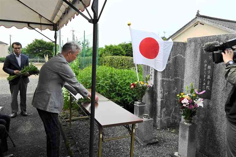 少年飛行兵の慰霊祭で献花する前田祐一さん＝13日、菊池市