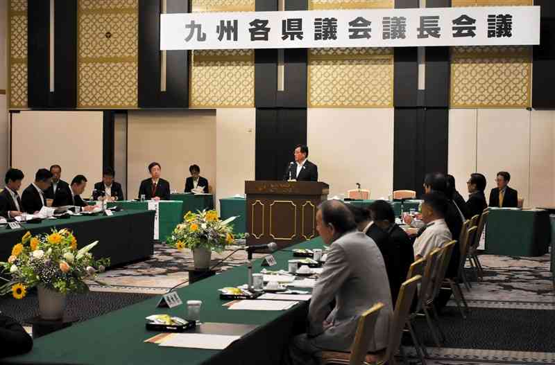 国への要望項目23議案を了承した九州各県議会議長会議の会合＝14日、熊本市中央区