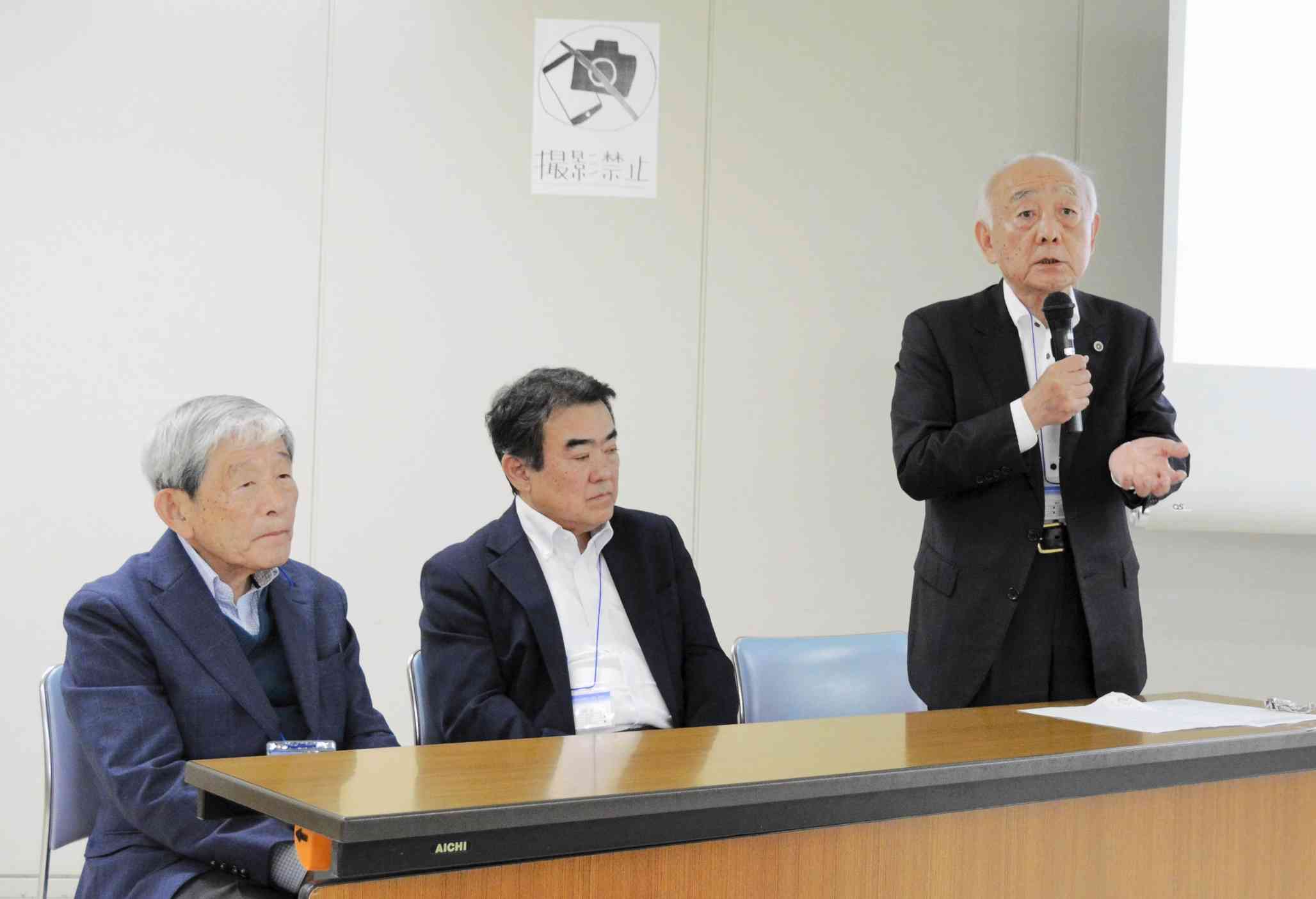菊池事件の再審の必要性を訴える德田靖之弁護士（右端）ら＝12日、札幌市