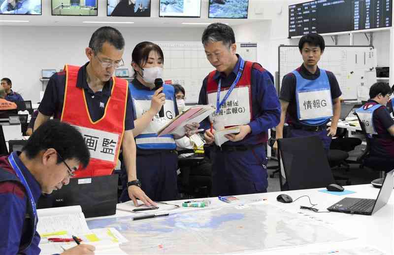 豪雨災害を想定し、被害状況を確認する職員ら＝15日、熊本市中央区