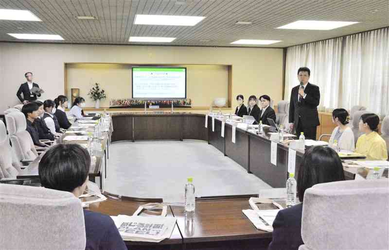 熊本市が「市こども計画（仮称）」の策定に向けて開いた市民との意見交換の場＝4月下旬、市役所