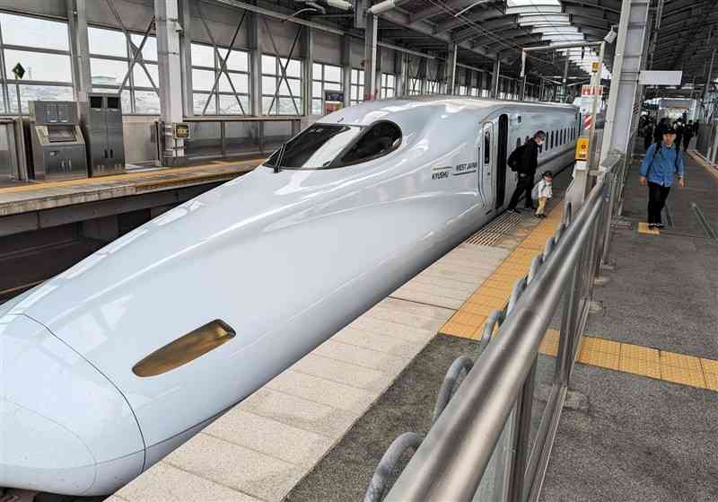 九州新幹線が到着したJR新八代駅のホーム。宮崎県が構想する、新八代－宮崎ルートが実現すれば分岐駅となる＝15日、八代市