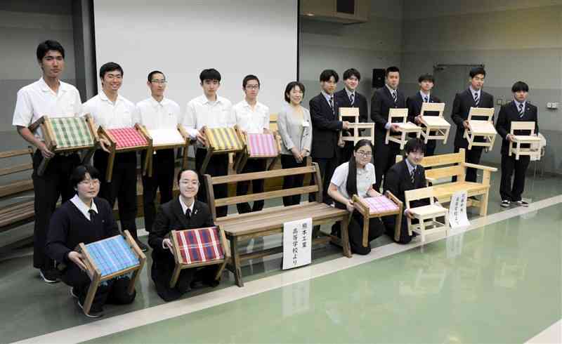 「こども本の森　熊本」にいすとベンチを寄贈した熊本工業高と阿蘇中央高の生徒ら＝16日、熊本市中央区