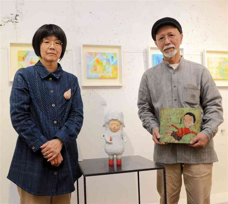 彫刻家の丸尾康弘さん（右）と妻で画家の難波多輝子さんの作品展＝16日、熊本市西区