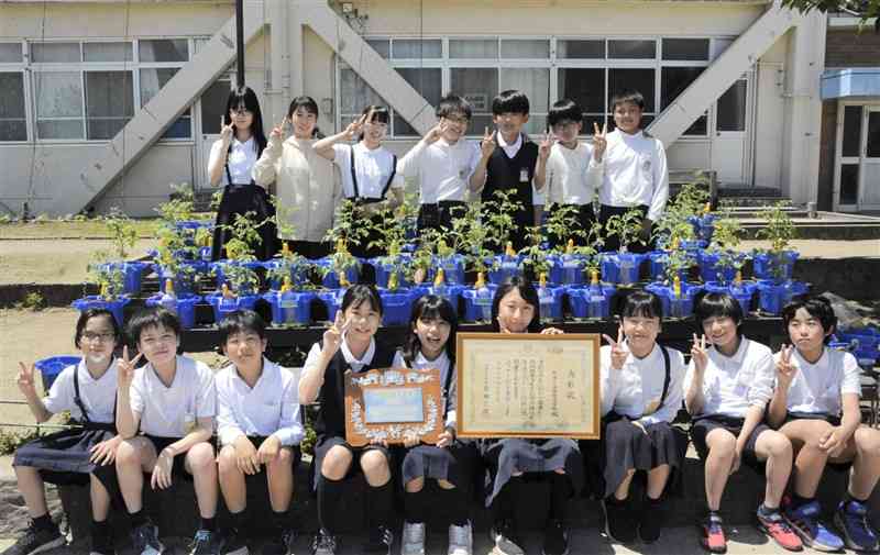 緑化推進運動功労者内閣総理大臣表彰を受けた西原小の6年生の緑化委員ら＝17日、熊本市東区
