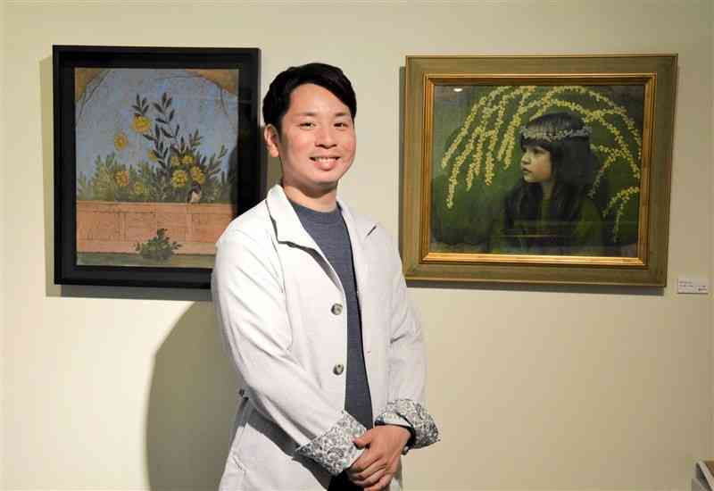 「平和」と「希望」をテーマにした絵画を展示する真鍋政之さん＝18日、熊本市東区