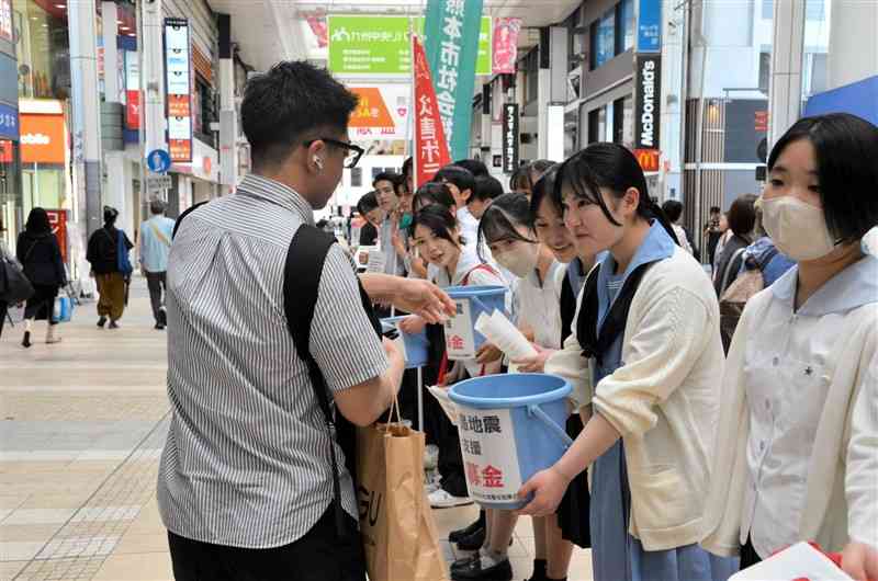 能登半島地震の被災地を支援する募金を呼びかける高校生＝18日、熊本市中央区