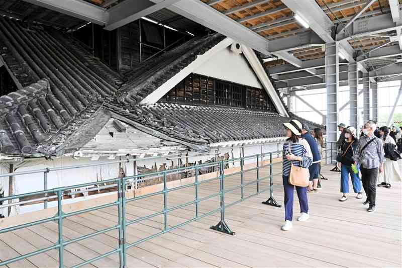 多くの観光客らでにぎわった宇土櫓素屋根内部の特別公開＝5日、熊本市中央区