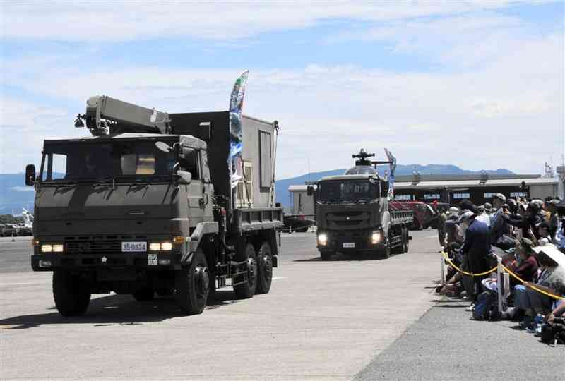 高遊原分屯地で披露された陸上自衛隊の車両＝19日、益城町