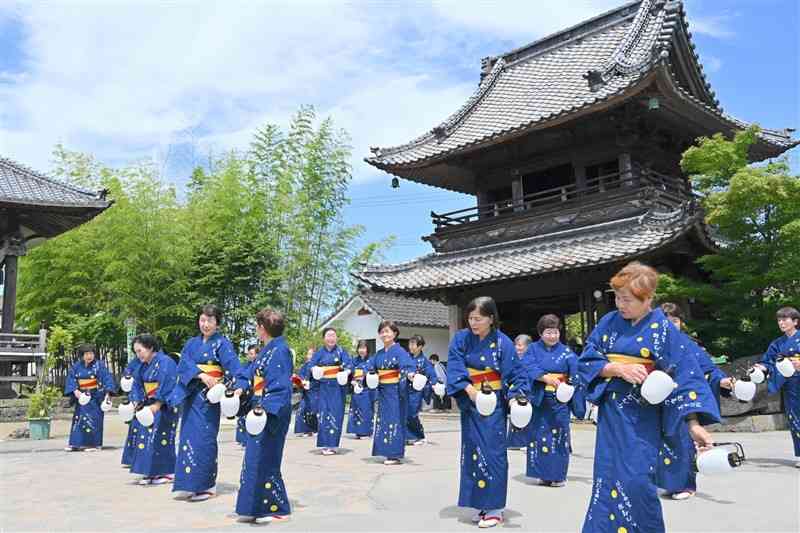 踊り保存会のメンバーが披露したほたる夜想曲＝18日、菊池市