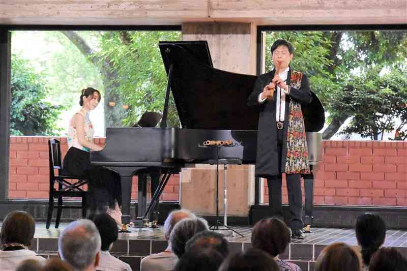 爽やかな音色を響かせた尺八演奏家の藤原道山さん（右）とピアニストのKeikoさん＝19日、熊本市中央区