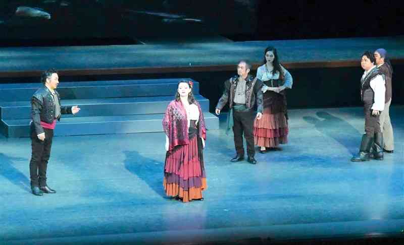 オペラ「カルメン」のステージで美声を披露したカルメン役のエリカ・コルテーゼさん（中央）やエスカミーリョ役のマンスー・キムさん（左）、ドン・ホセ役の前川健生さん（右端）ら＝19日、熊本市中央区