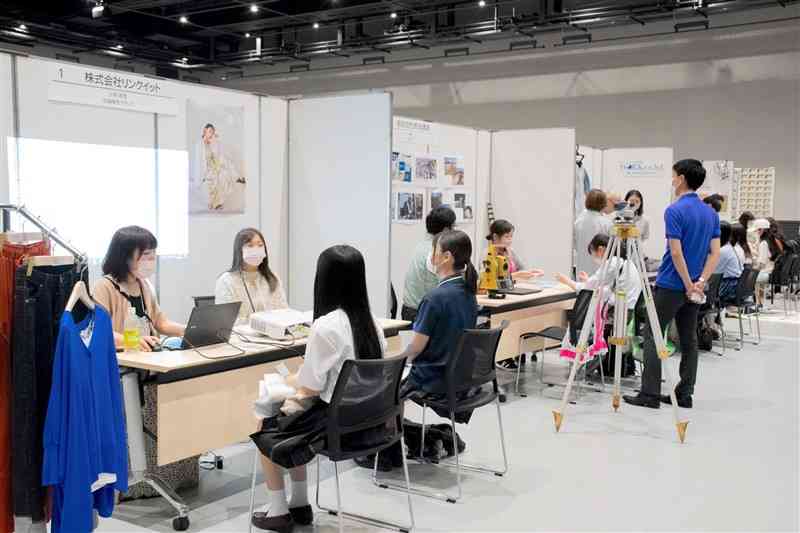 熊本県内の製造業など17企業・団体が出展した高校生対象の「おしごとフェア」＝2023年6月、熊本市中央区（ジンジブ提供）