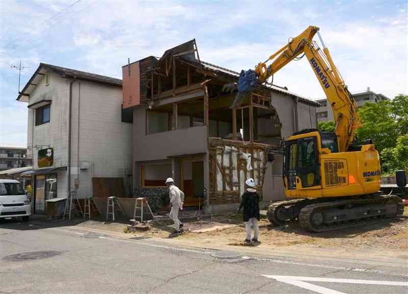 解体される別府弘江さんが約50年間暮らした2階建ての住まい。1階で洋裁教室を営んでいた＝18日、人吉市