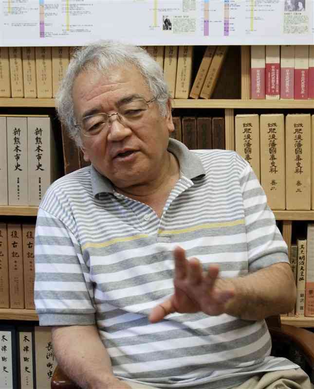 宮崎兄弟の魅力について語る大阪大名誉教授の猪飼隆明さん＝2011年9月、熊本市