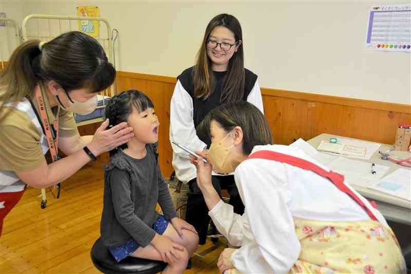 美里町で始まった「5歳児健診」。小児科医（右）が身体の発達や会話の能力などを確認した＝20日
