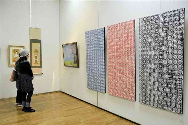 美術展には染織や日本画、油彩など多彩な作品が並んだ＝22日、天草市
