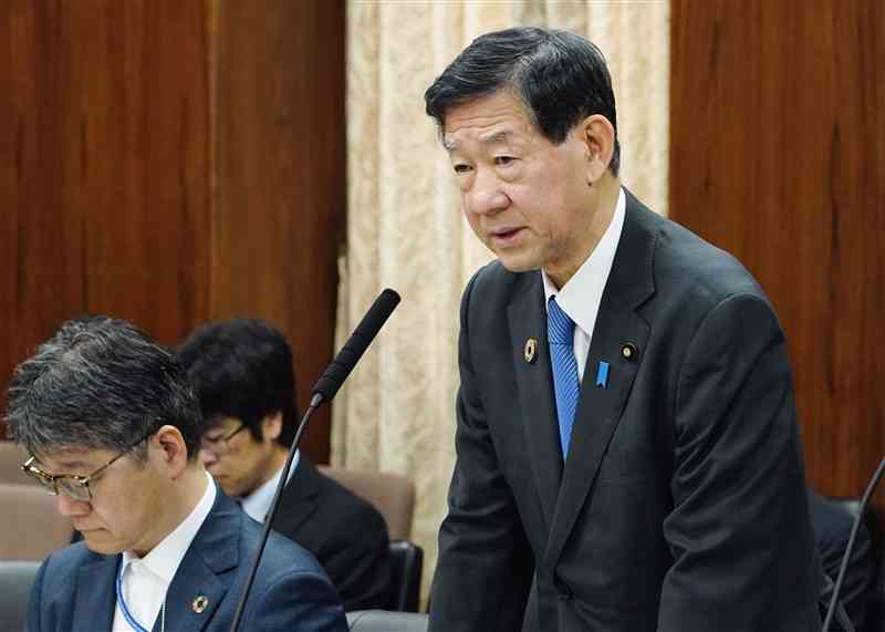 参院環境委で答弁する伊藤環境相＝23日午前