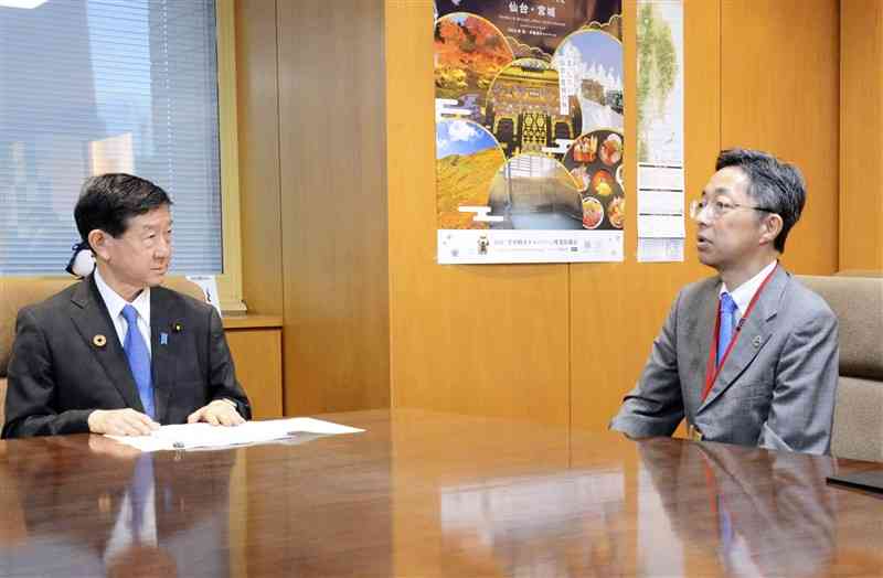 伊藤環境相（左）と会談する熊本県の木村敬知事＝23日午後、環境省
