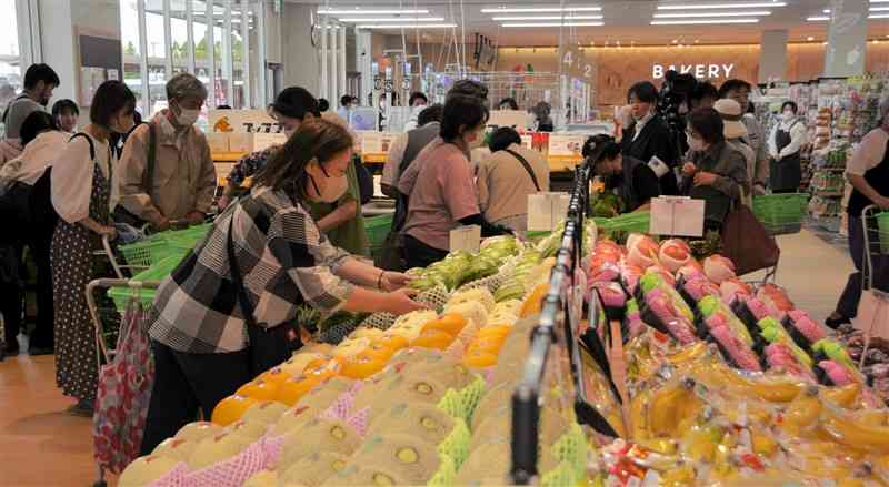 オープン初日から多くの買い物客が訪れた「ゆめマート合志」＝23日、合志市