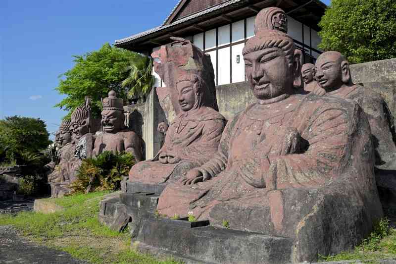 多数のコンクリート像が並ぶ荒尾観音の境内＝荒尾市