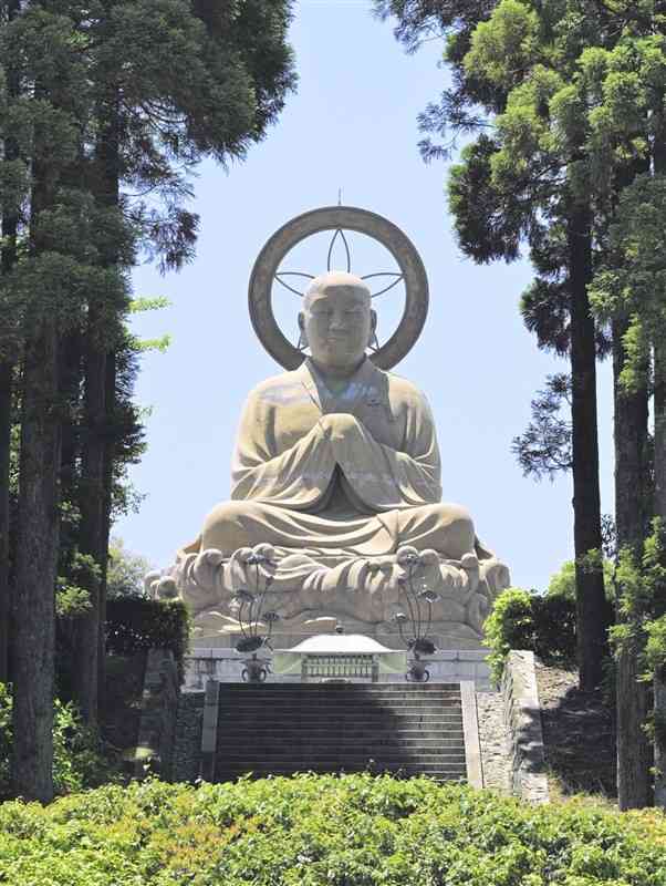 蓮華院誕生寺奥之院の大仏＝玉名市