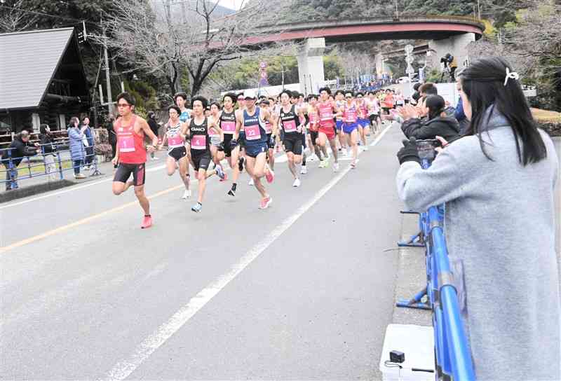 最後の開催となった第10回奥球磨ロードレースで力走する選手たち＝1月、水上村