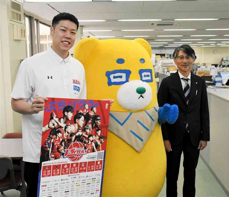 シーズン終了報告で熊日本社を訪れた熊本ヴォルターズの菅澤紀行選手（左）。右は毛利聖一熊日業務局長＝熊本市中央区